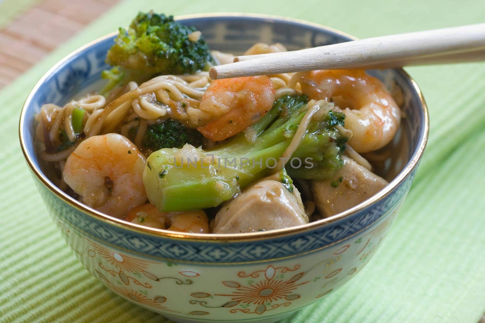 fried noodles with prawns and vegetables