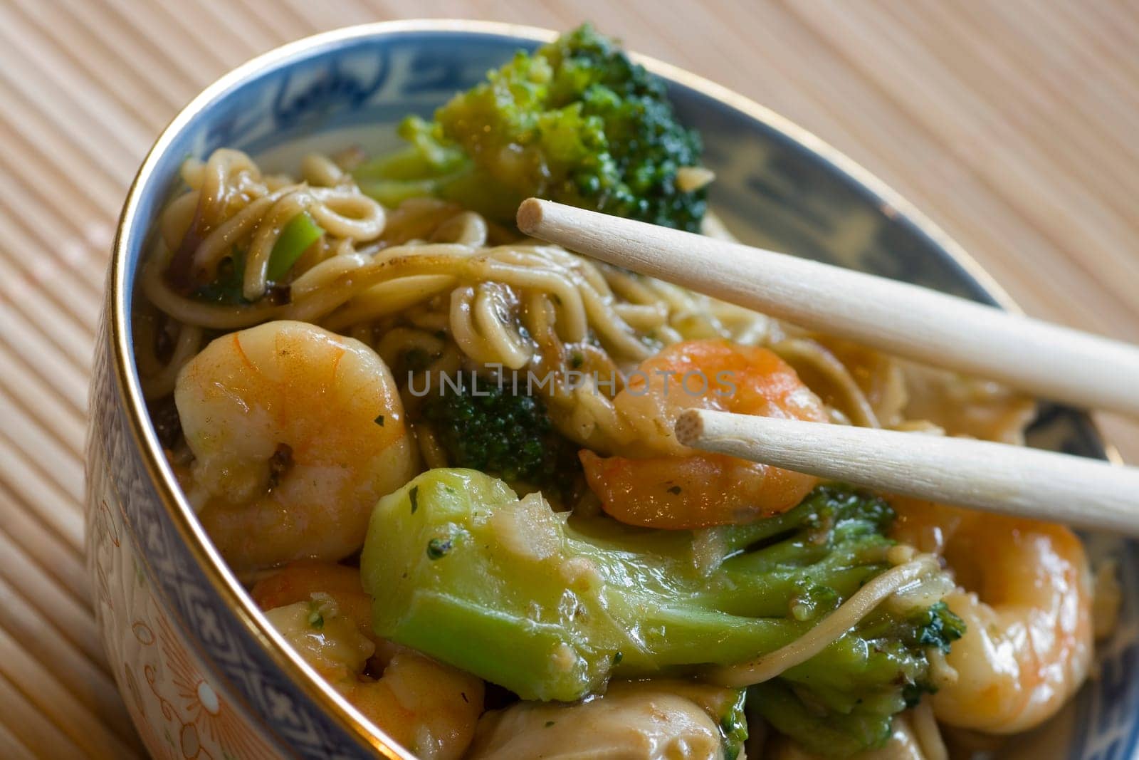 fried noodles with prawns and vegetables
