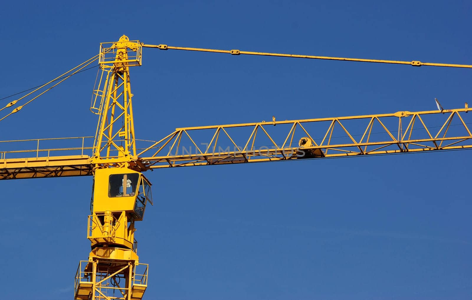 BUILDING CRANE