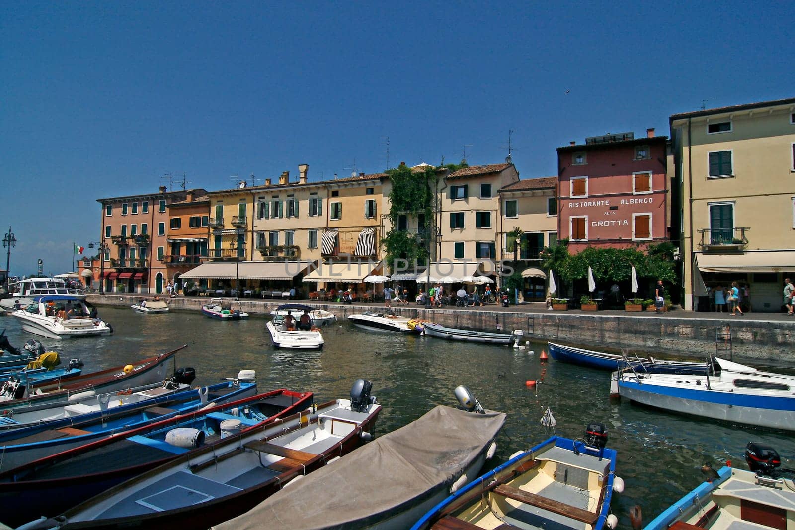 Lazise, kleiner Hafen am Gardasee