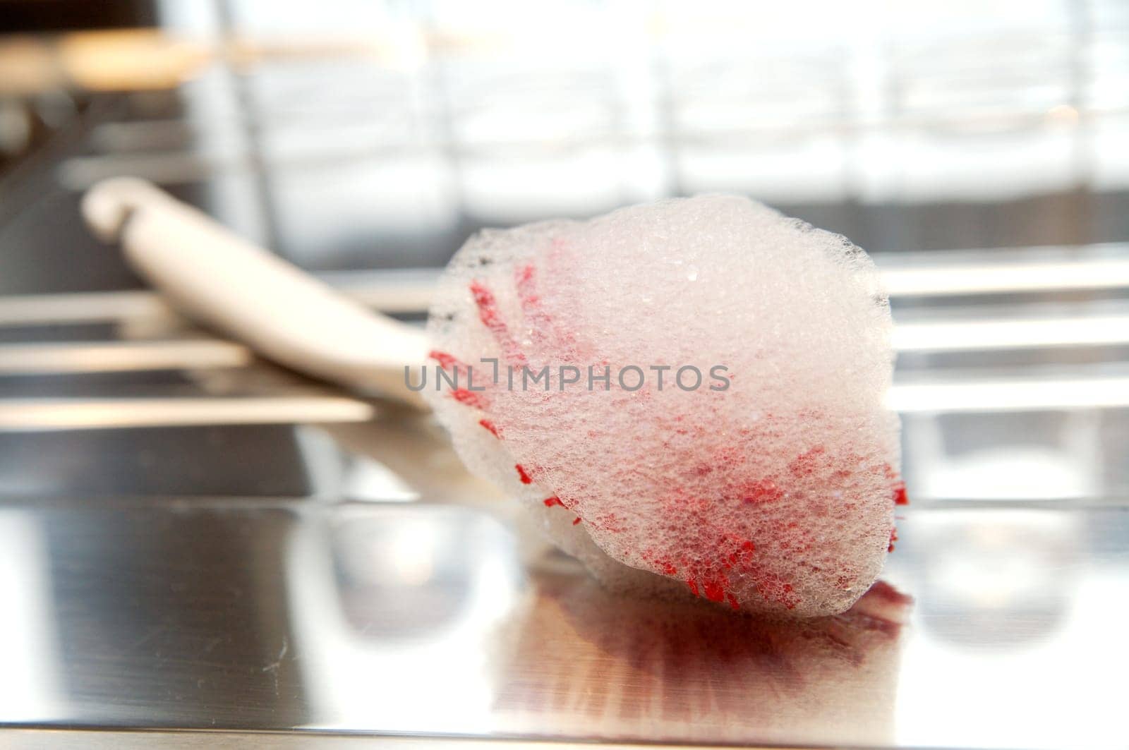 Dishwashing brush with foam
