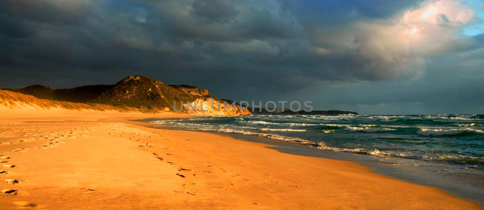 If you are travelling in the region,you should definitely make a detour to Mandalay Beach,which is located 18 km from the small town of Walpole. Here,the term wildly romantic is certainly more than appropriate. The unpaved Mandalay Beach Ro