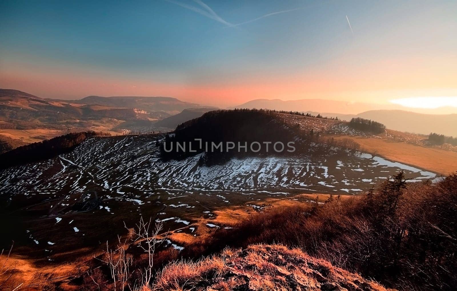 In my last picture,a user wondered about the red coloring of the meadow. Up here (1200) everything was still full of snow until a few days ago,after the melting of the snow the grass of the pastures is brown-siena-red... Depending on the incidence of light,. The I
