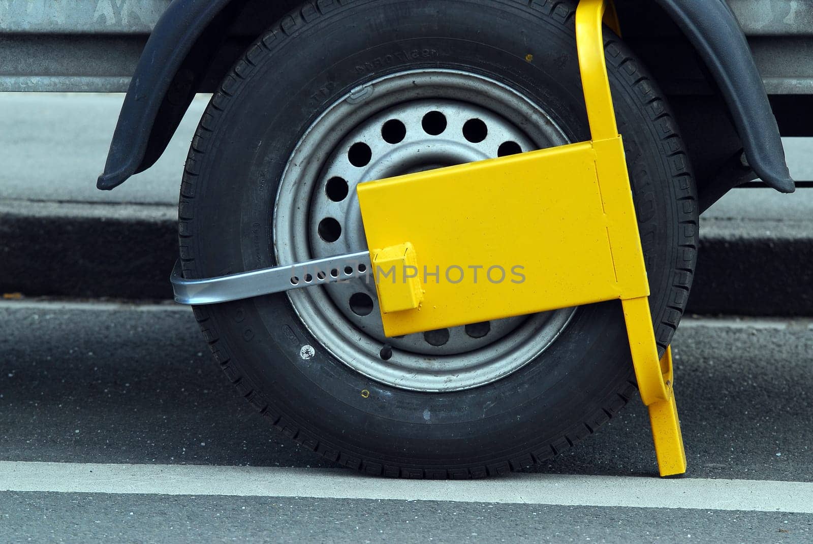 Wheel clamp