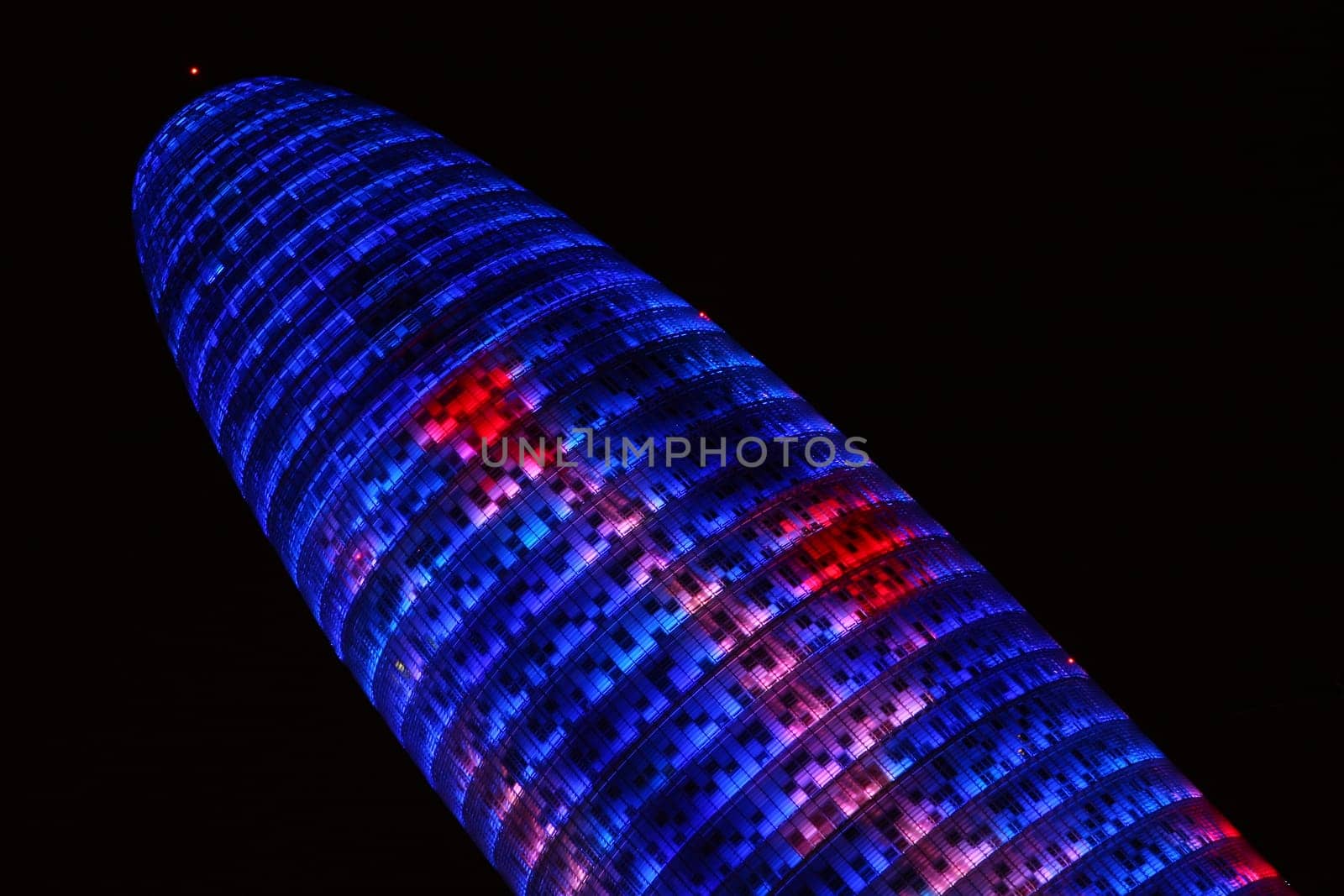 The Torre Agbar (Agbar Tower) in Barcelona is a 32-storey office complex located on Avinguda Diagonal,right next to Plaça de les Glories Catalanes. The concrete high-rise with a glass-aluminium façade has a usable area of 39,000 m² and is one of the 14