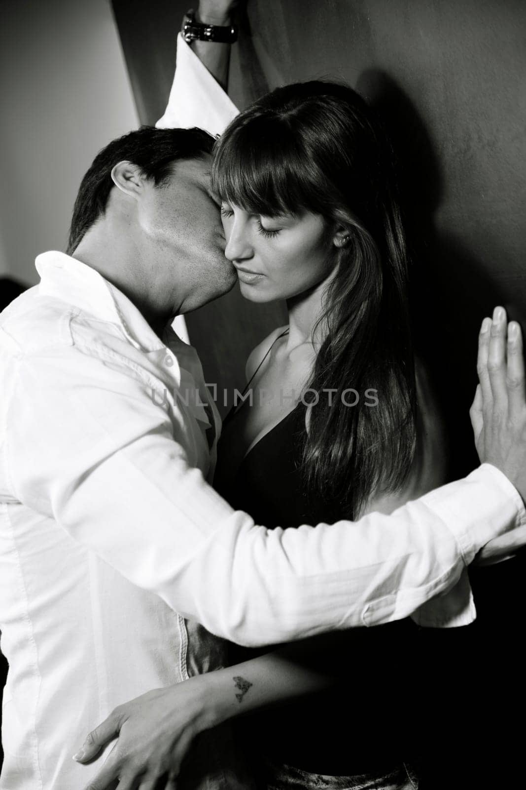 couple kissing
