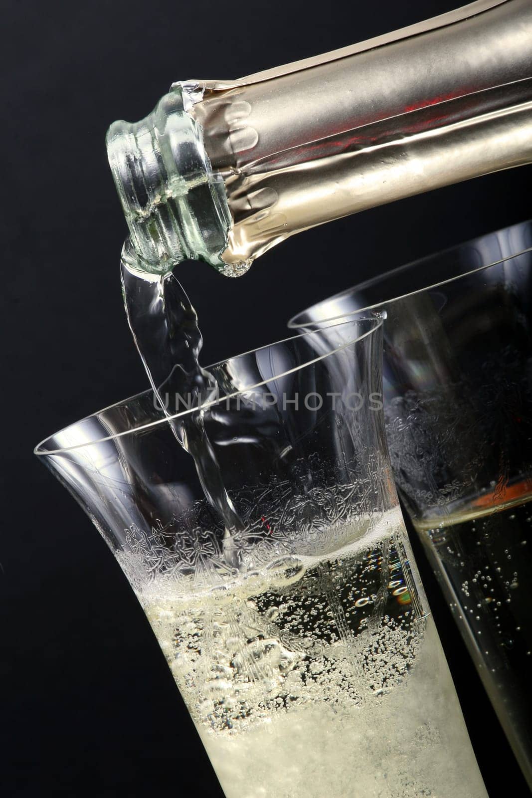 Pour sparkling wine into glasses