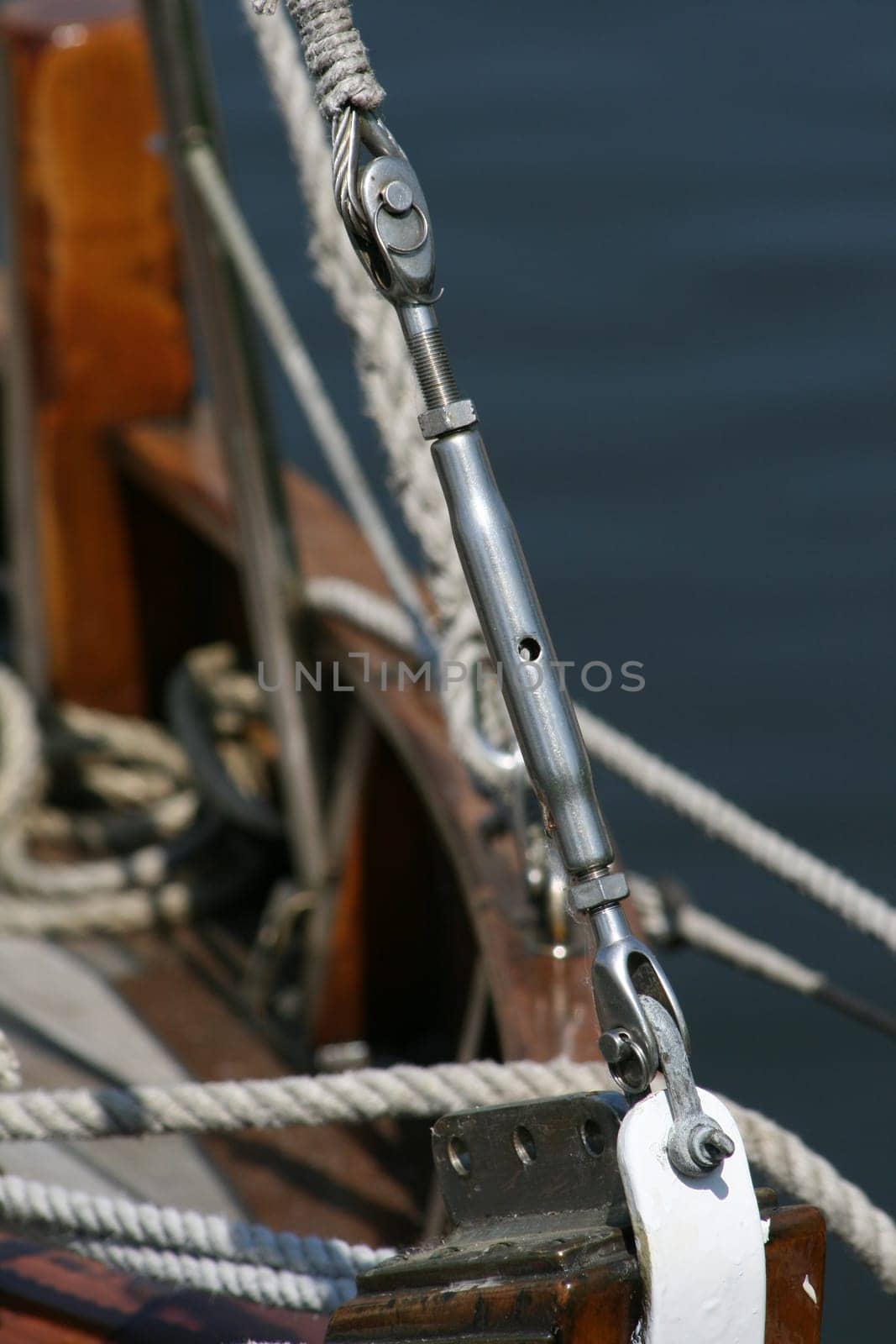Ship's bow with rope tensioner