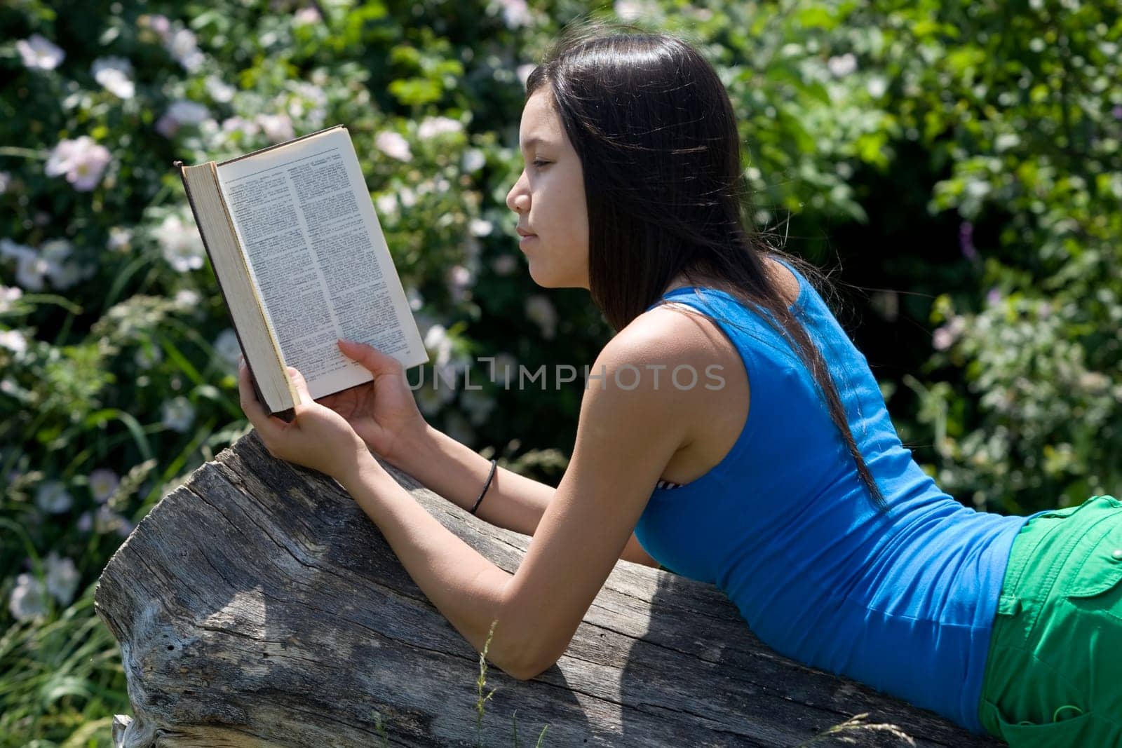 M&amp #65533  Reading a book