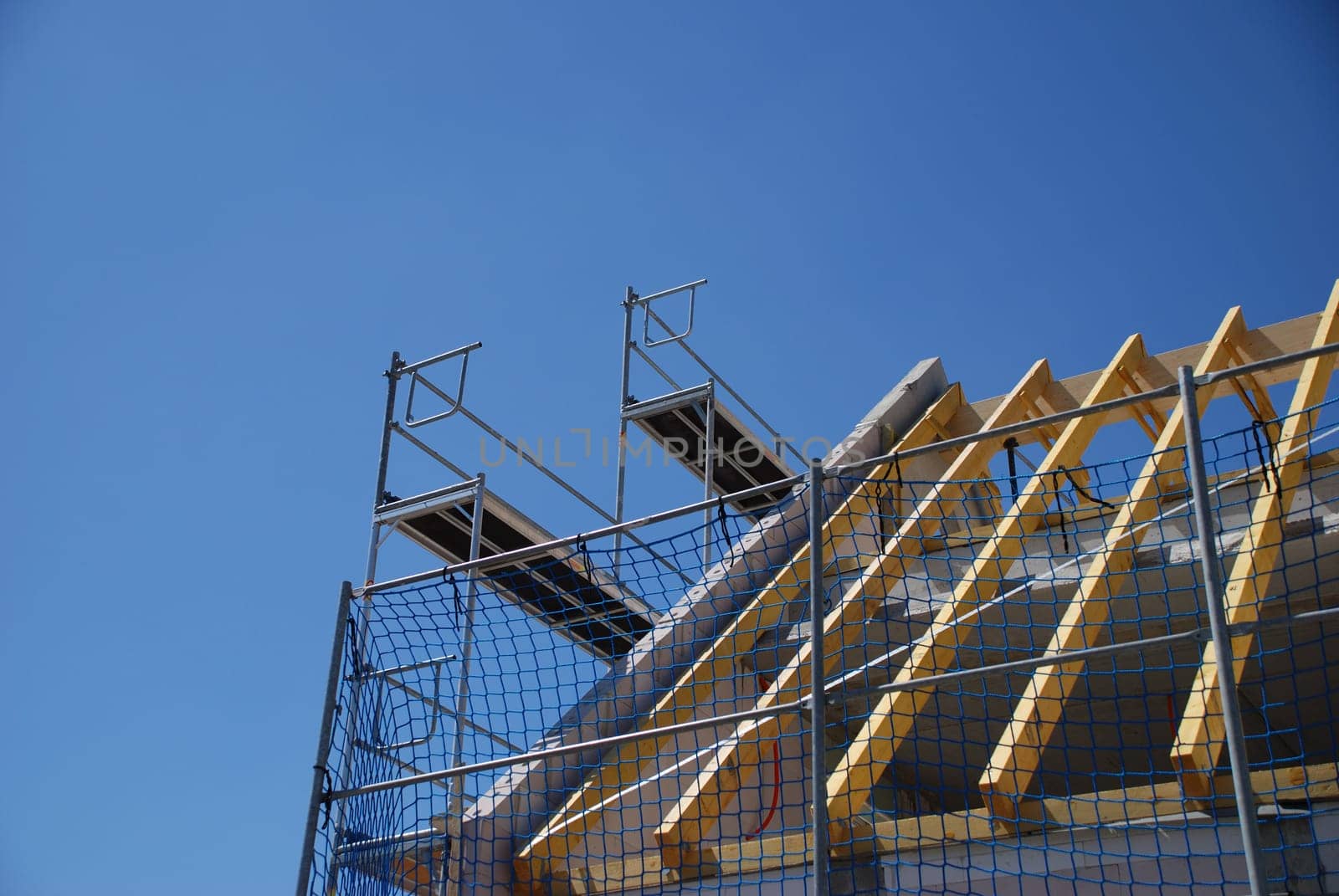 Roof construction with scaffolding