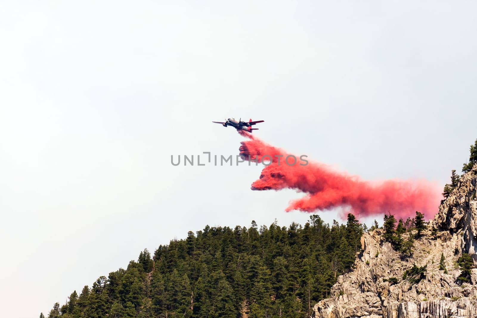firefighting aircraft dumping retardant