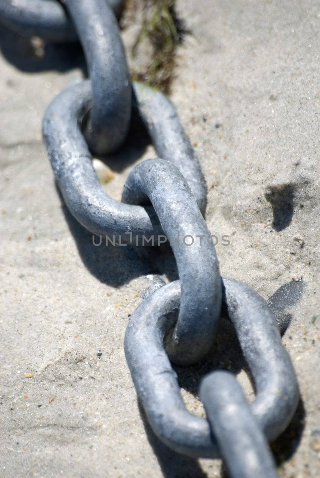 Chain in the sand
