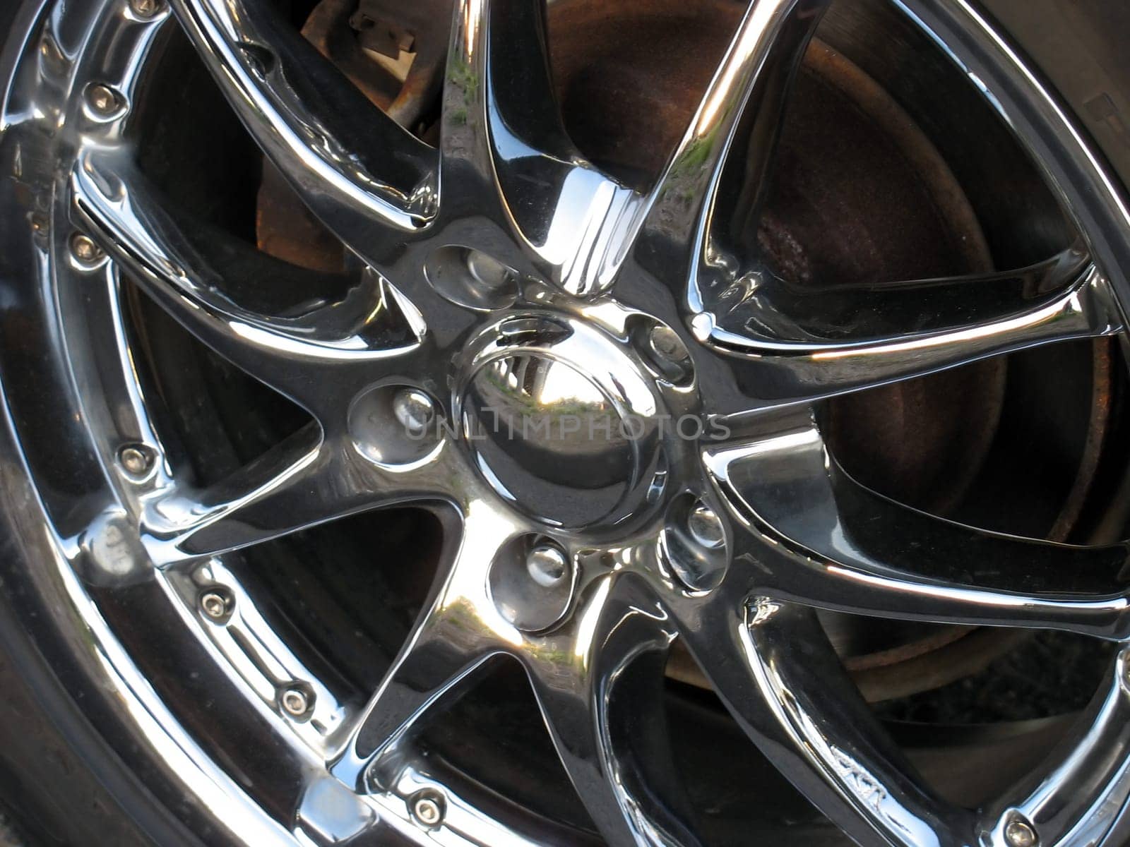 chrome rim detail