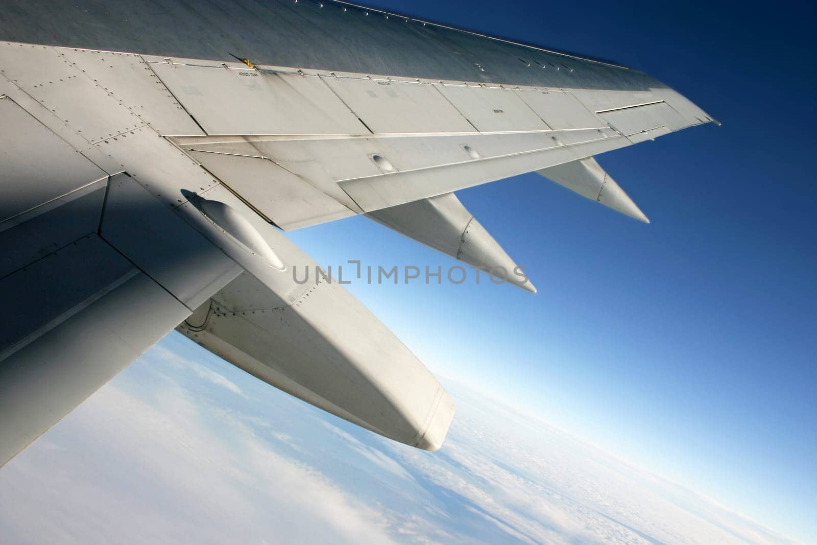 No assembly,normal domestic flight Munich - Münster. Only the sky was softened with Gauscher Blur and the overall picture was brightened up a bit with the Gradiation curve.