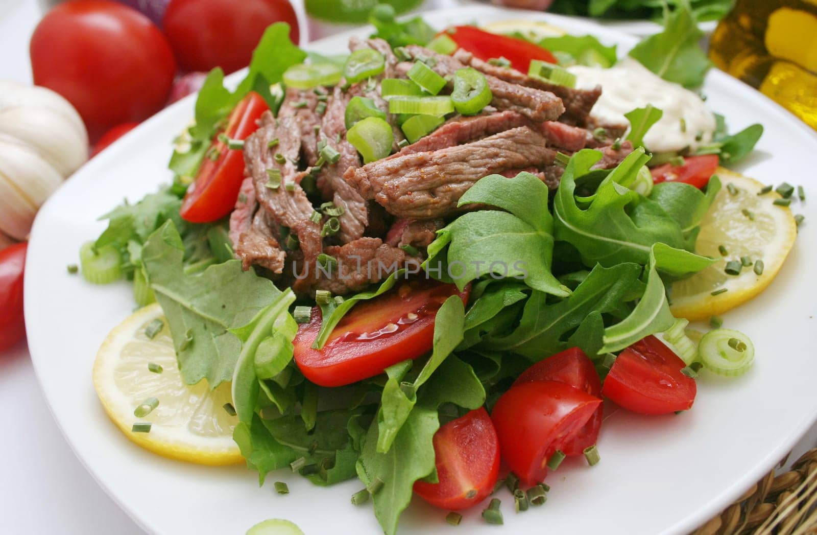 Arugula salad with rum steak
