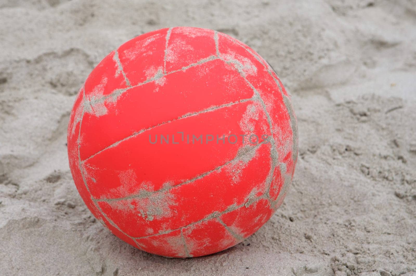A red ball on de sand