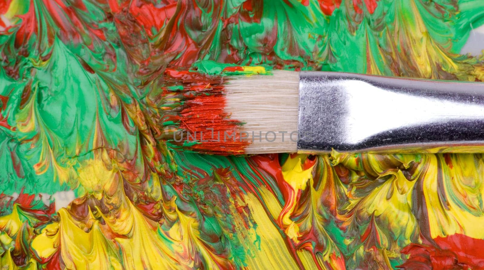 Pinsle on oil paint