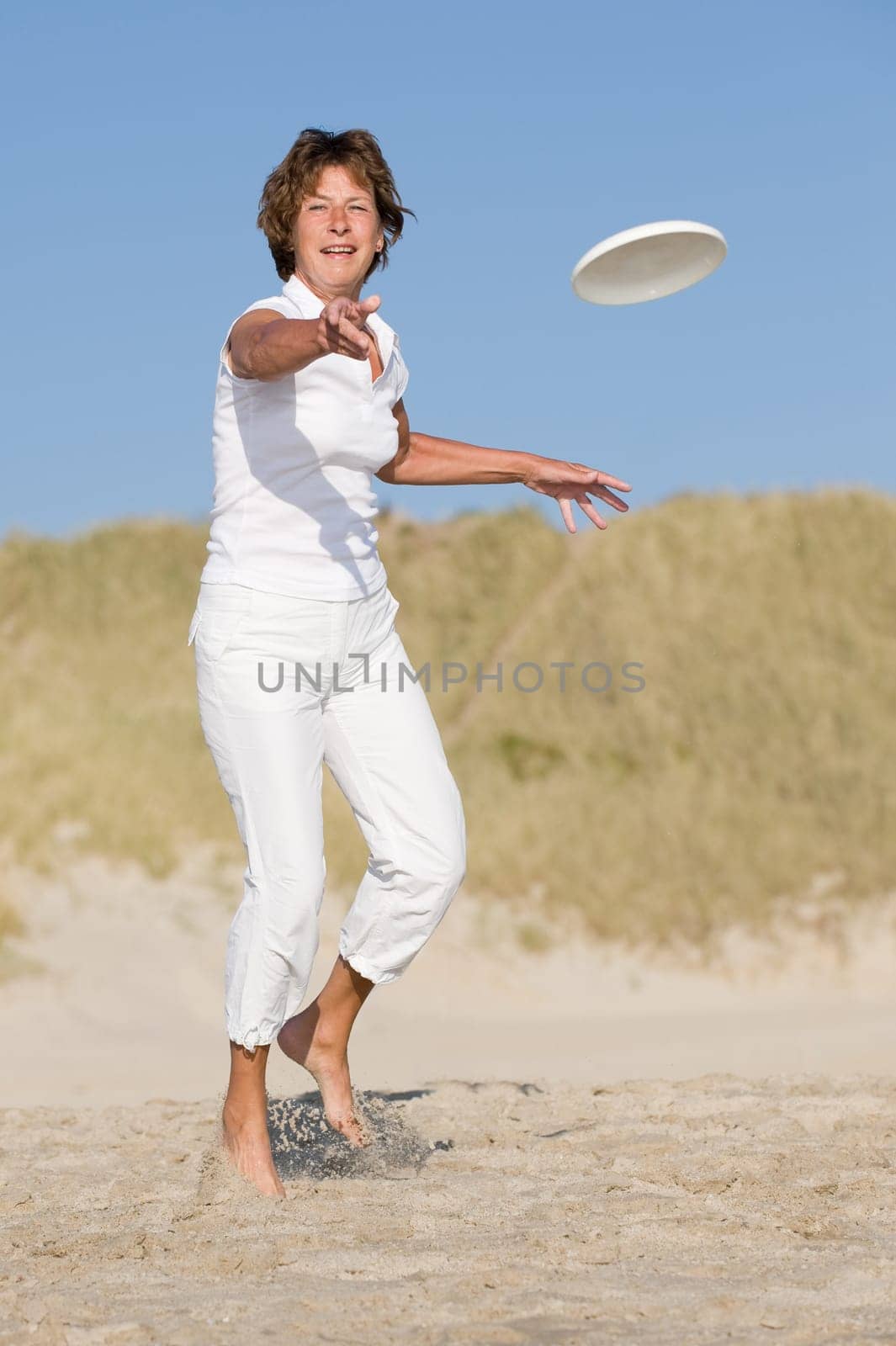 Seniors with throwing disc