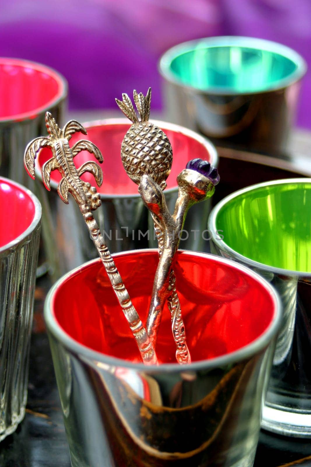 bunte partycoctails mit löffeln
