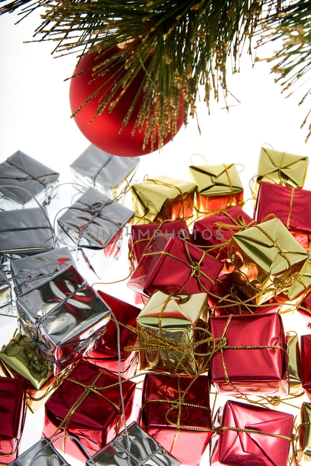 Christmas ornament with gift spackerl