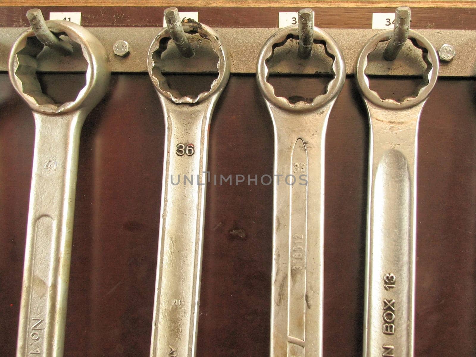 Ring wrench