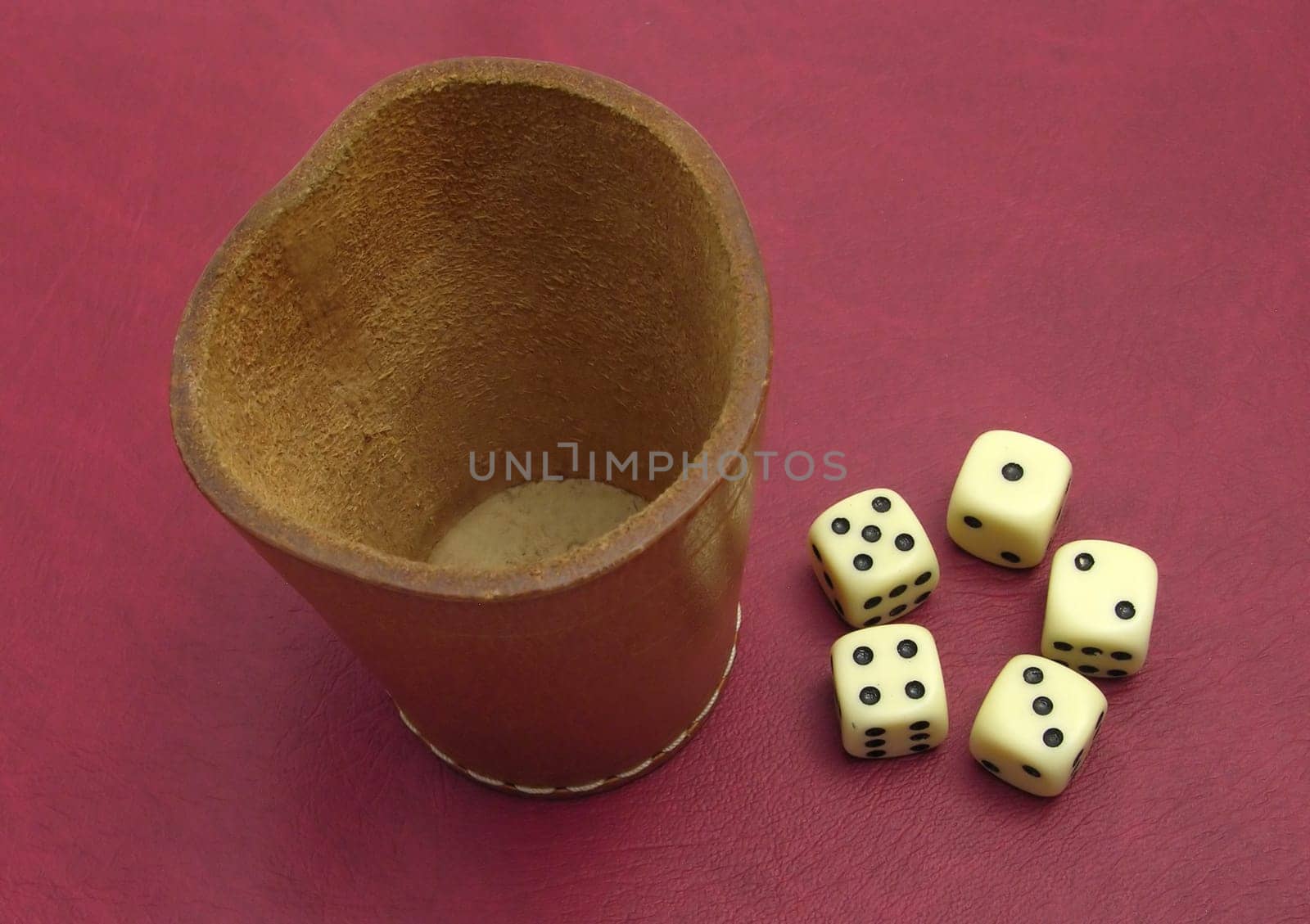 Standing dice cup and dice
