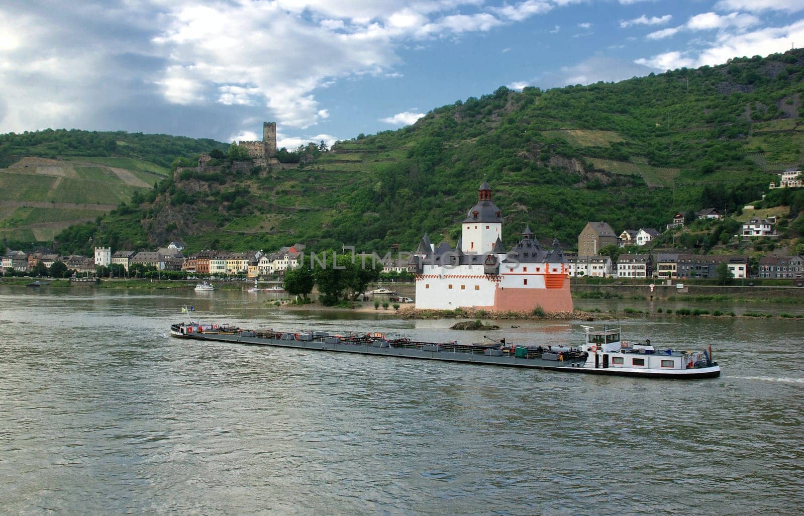 burg pfalzgrafenstein,kaub,rhine,barge