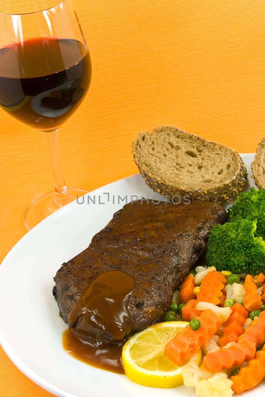 Roast beef with broccoli,carrot and red wine