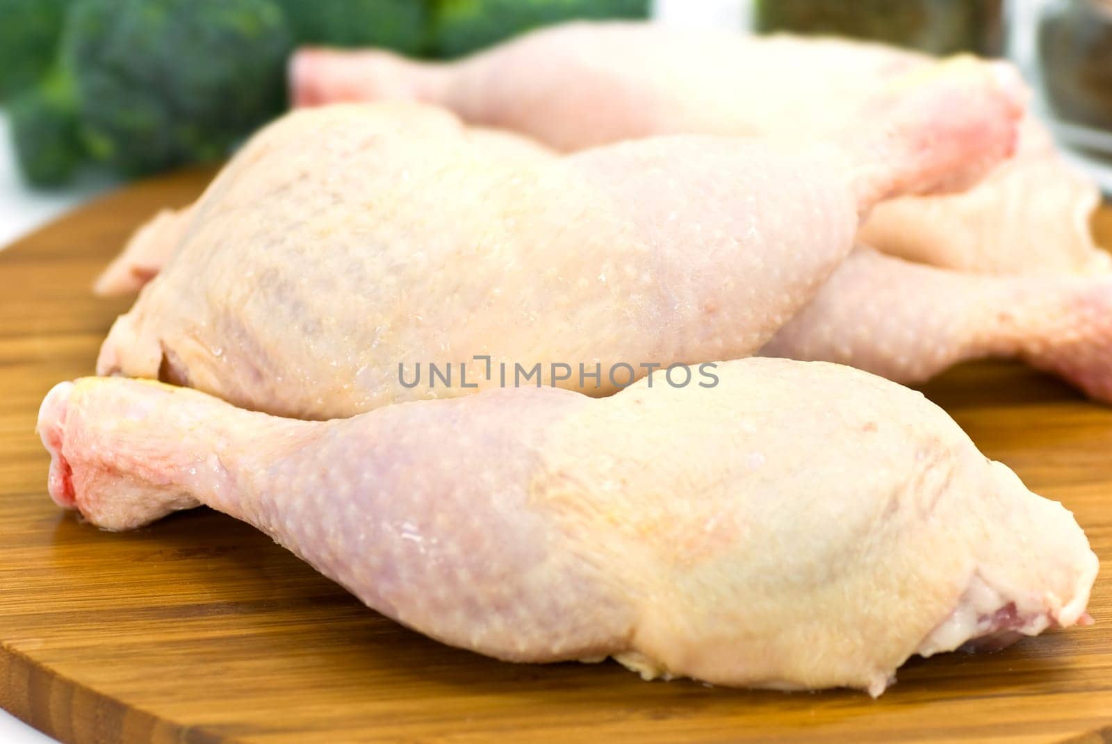 Chicken thighs,raw - with broccoli