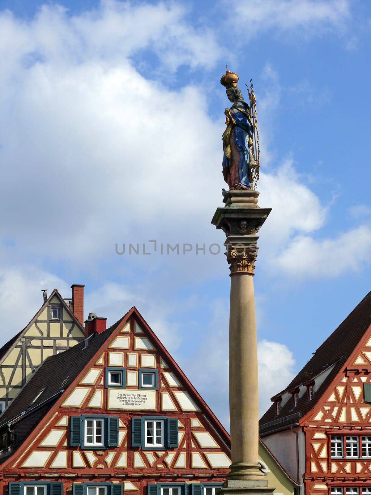 Ladenburg: Market square with half-timbered houses and Marienbrunnen: Today's Marienbrunnen fountain on Ladenburg's market square was built in 1976 by the city and the Heimatbund. As early as the 19th century,there was a baroque Marian column on the market square. En