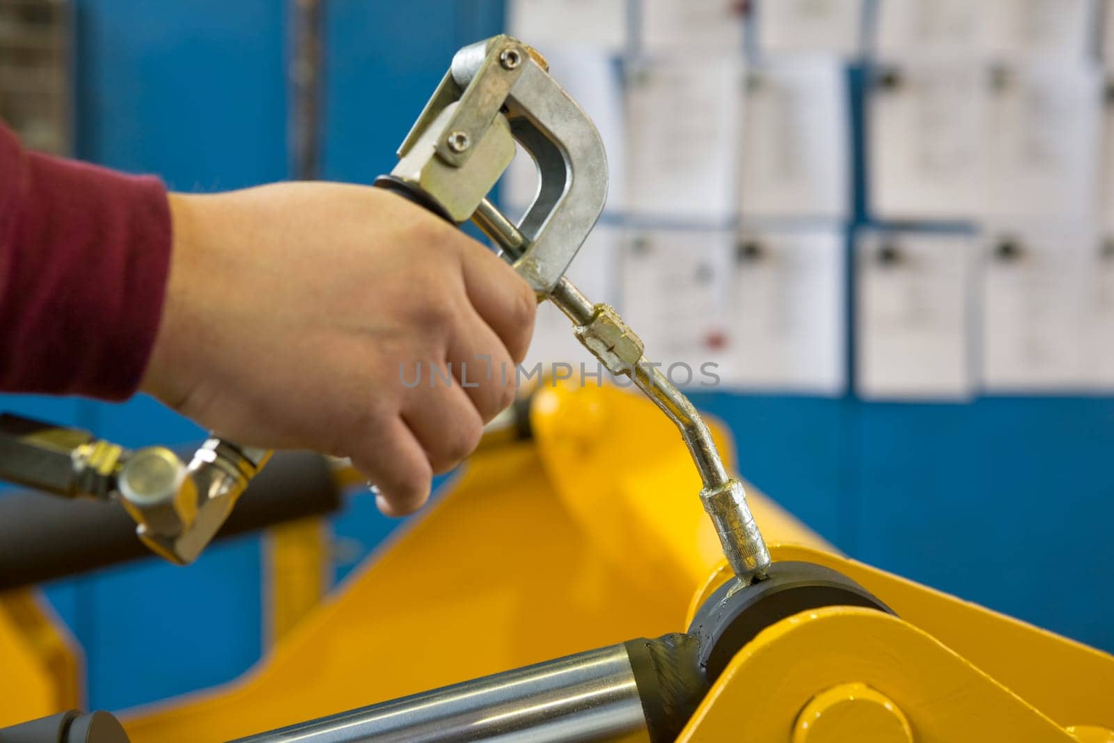 Lubricating a hydraulic cylinder