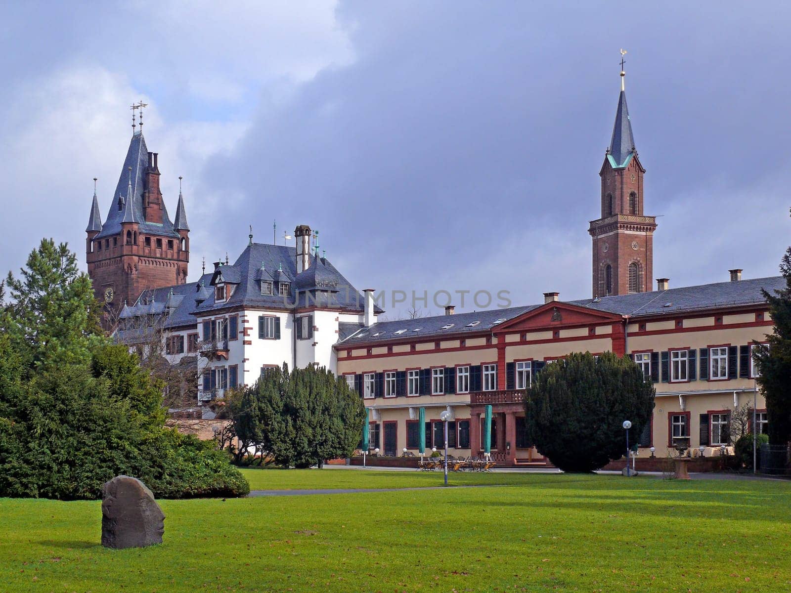 Weinheim Castle as seen from the castle park: Weinheim Castle is a former castle of the Princes of the Electoral Palatinate and today the town hall and seat of the city administration. It is made up of components from different eras. At the two wings