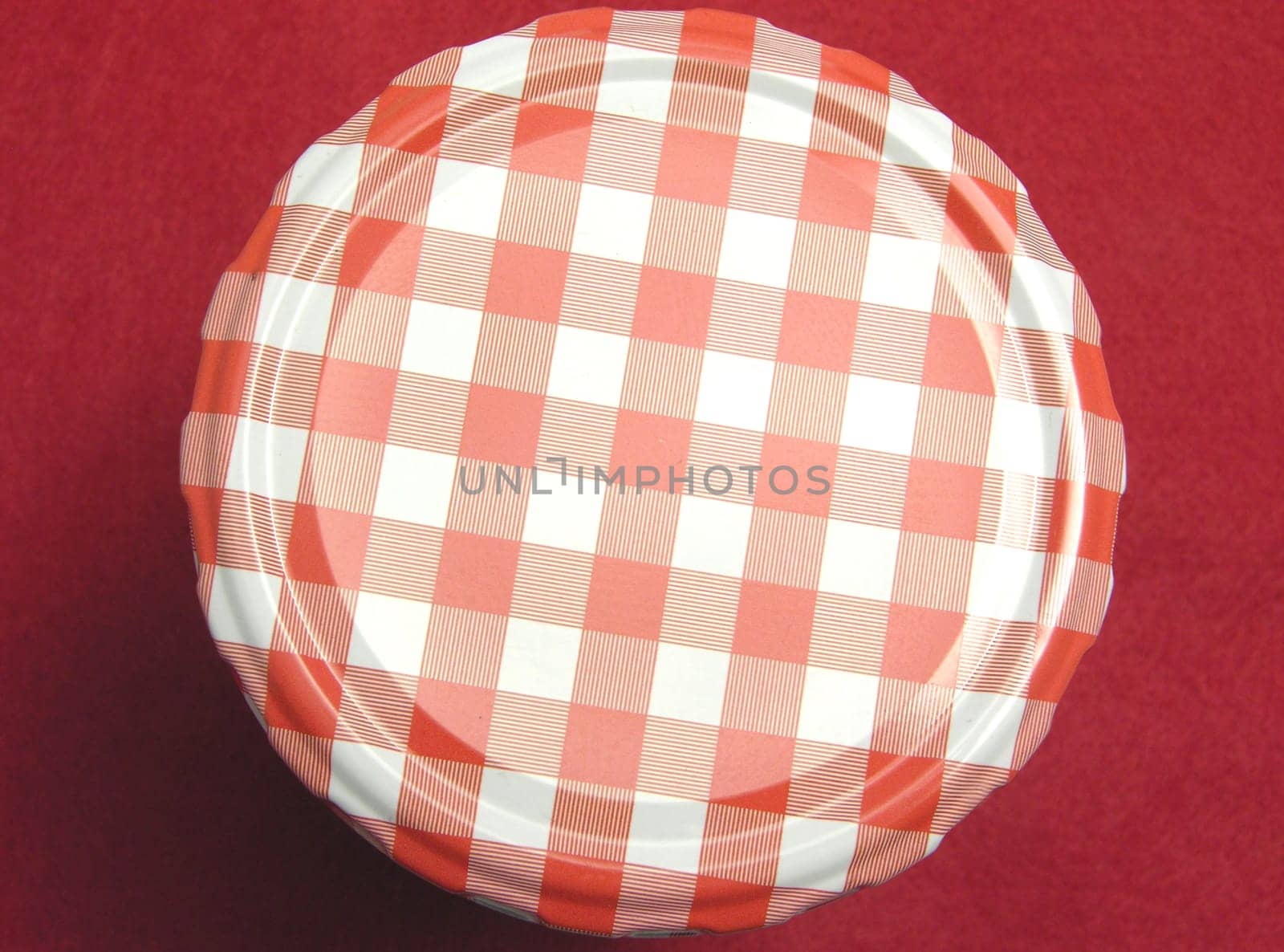 Checkered lid for jars with red background