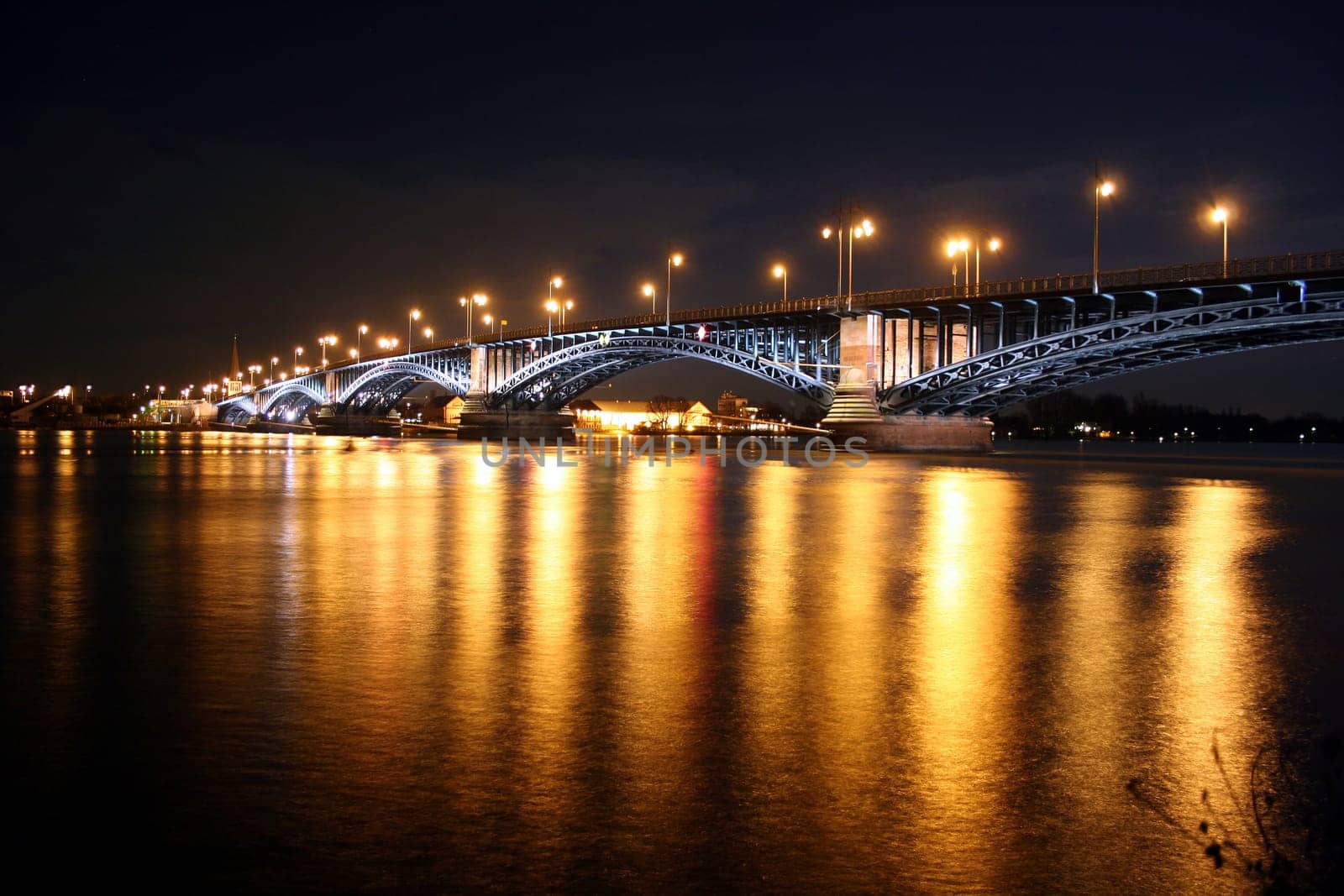 Theodor-Heuss-Brücke between Mainz and Wiesb.