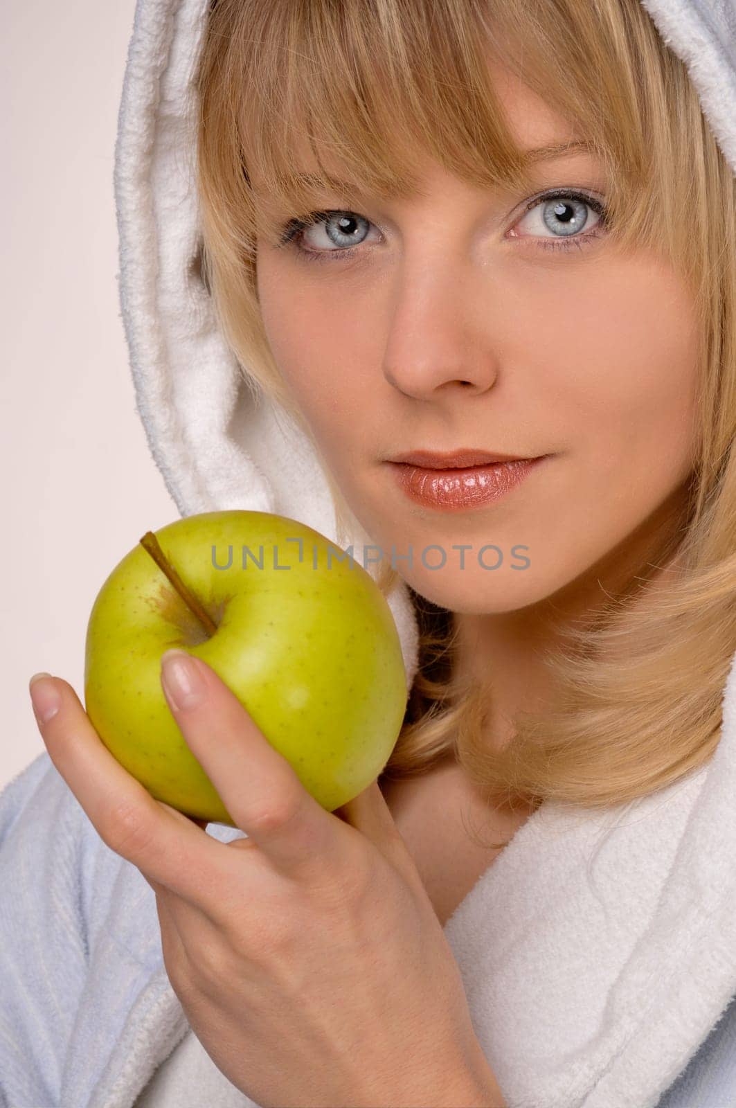 healty woman with apple