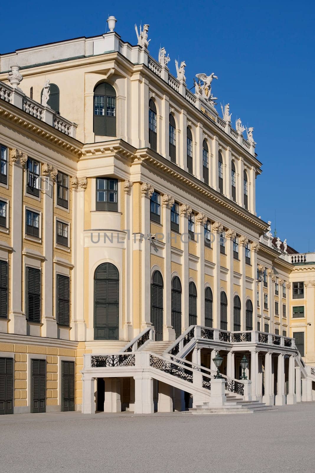 Side view of Sch&amp #65533 Önbrunn