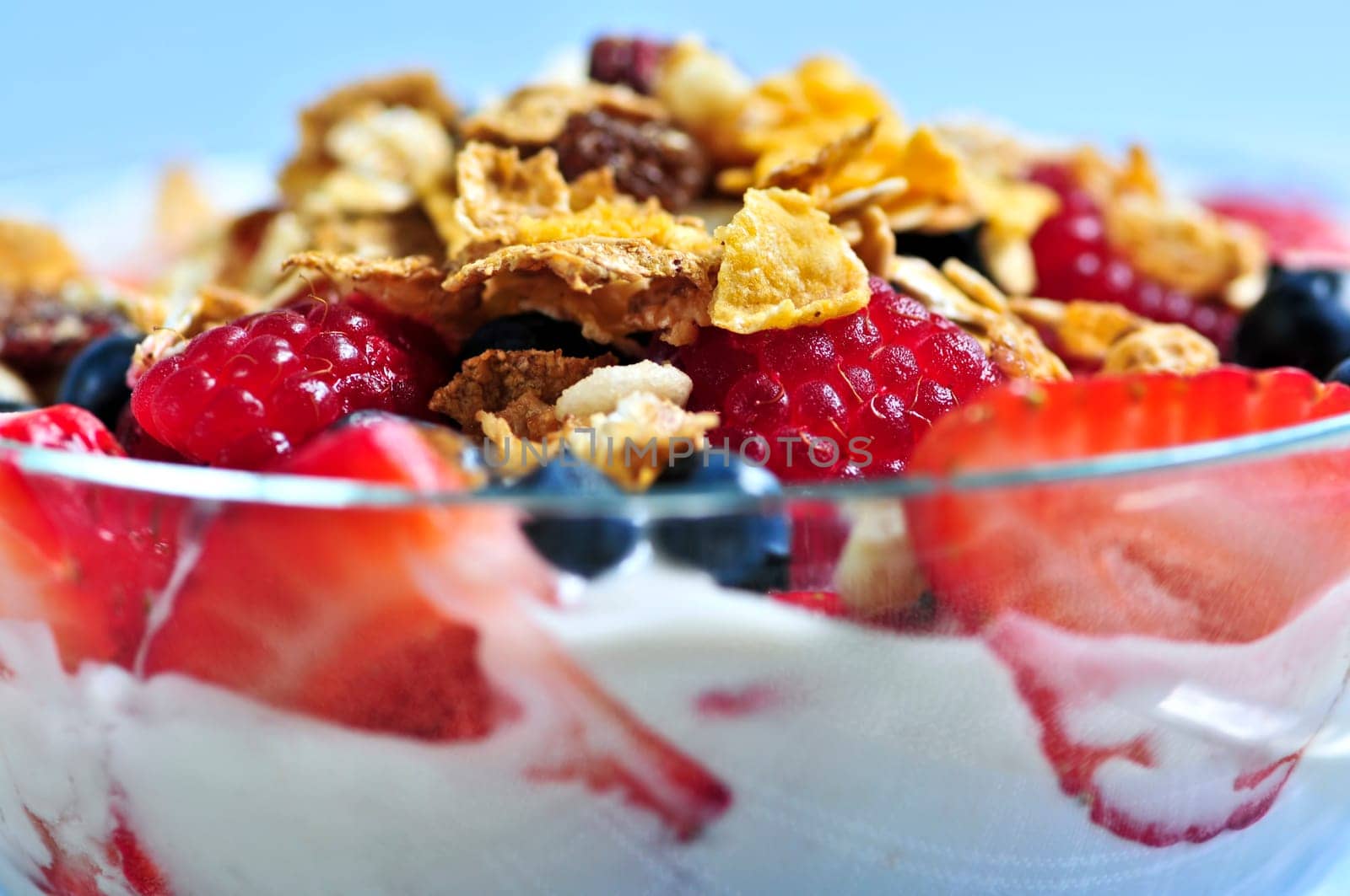 Yogurt with berries and granola