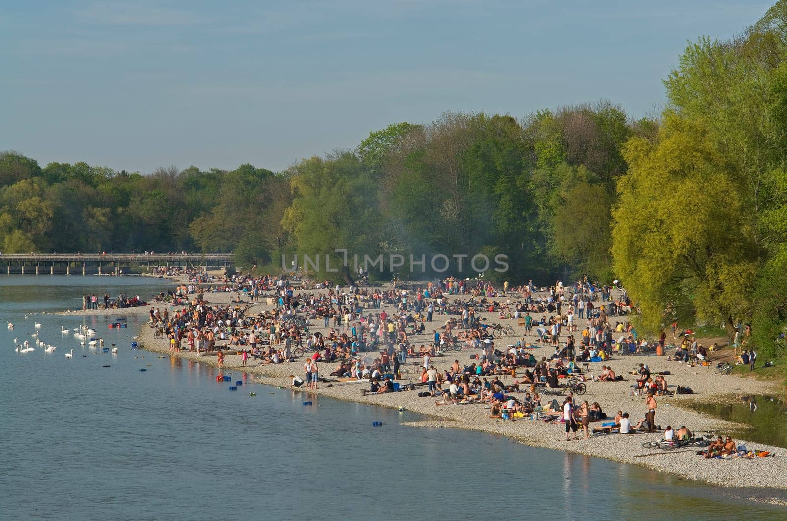 Barbecuing at Munich's Isar