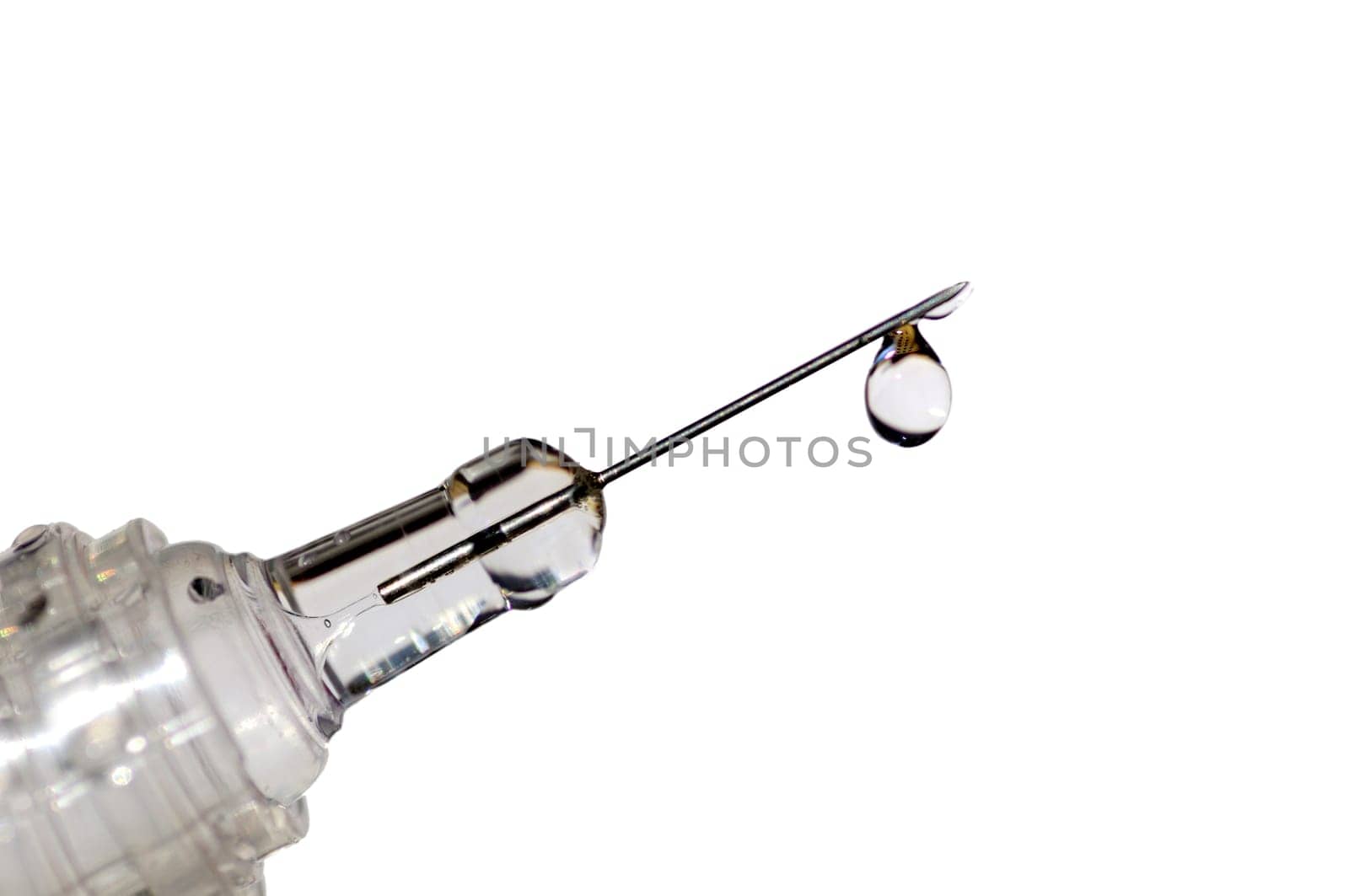 Disposable syringe with a hypodermic needle