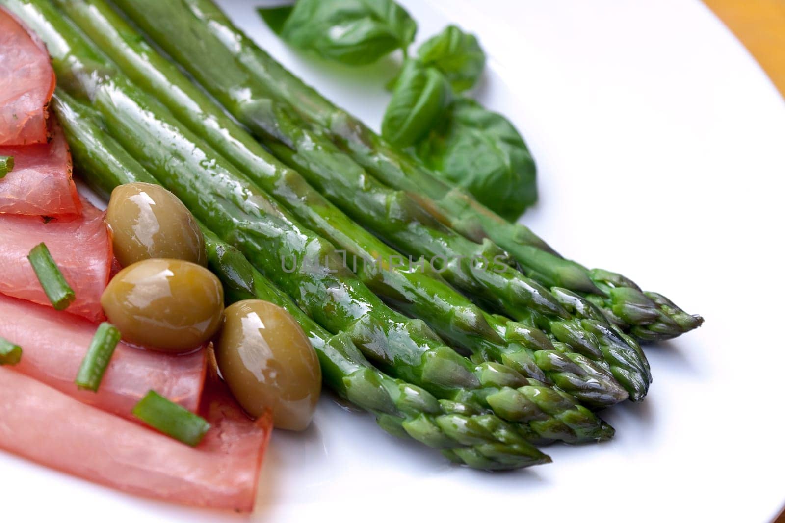 Green asparagus with ham
