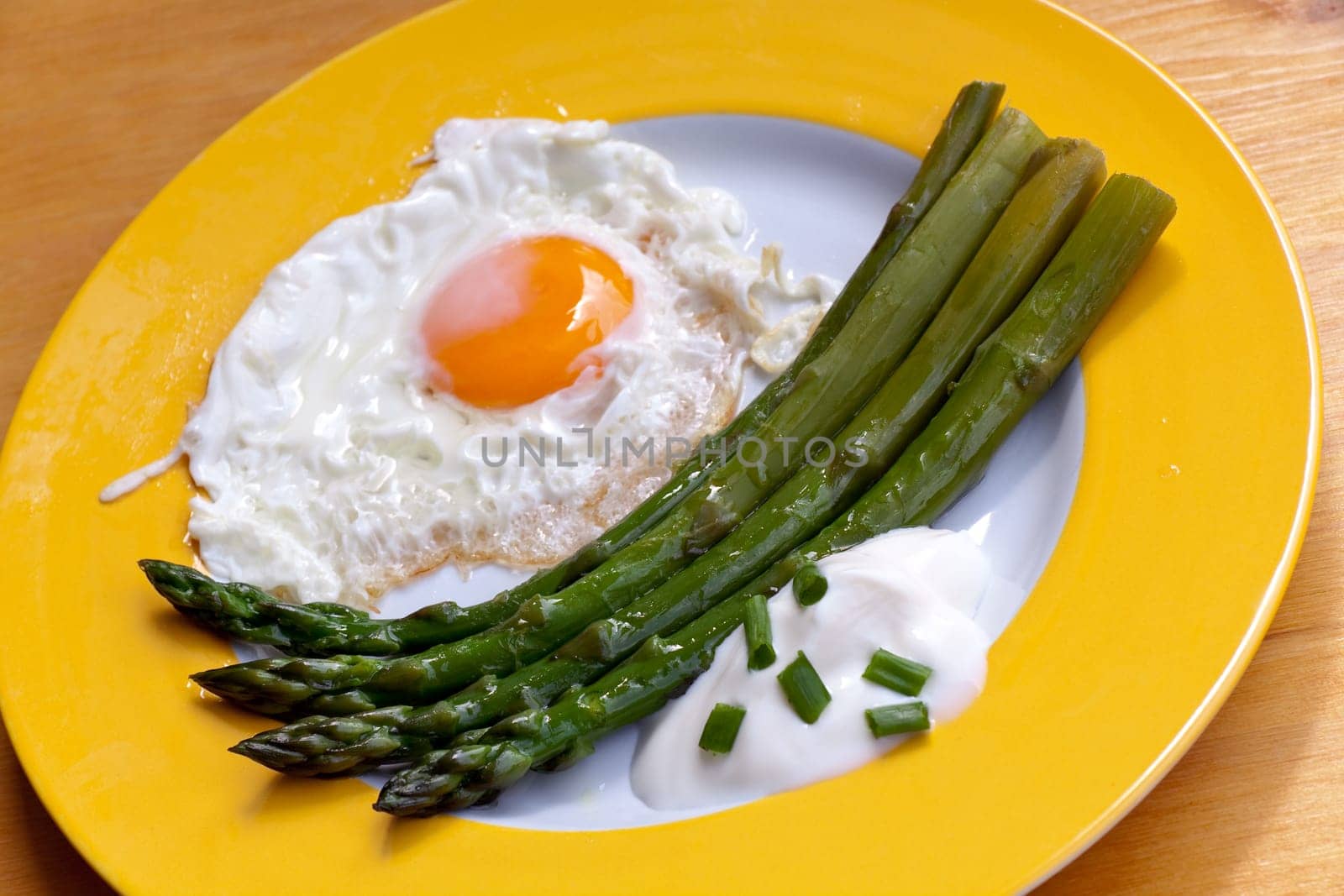 Green asparagus with fried egg and cottage cheese