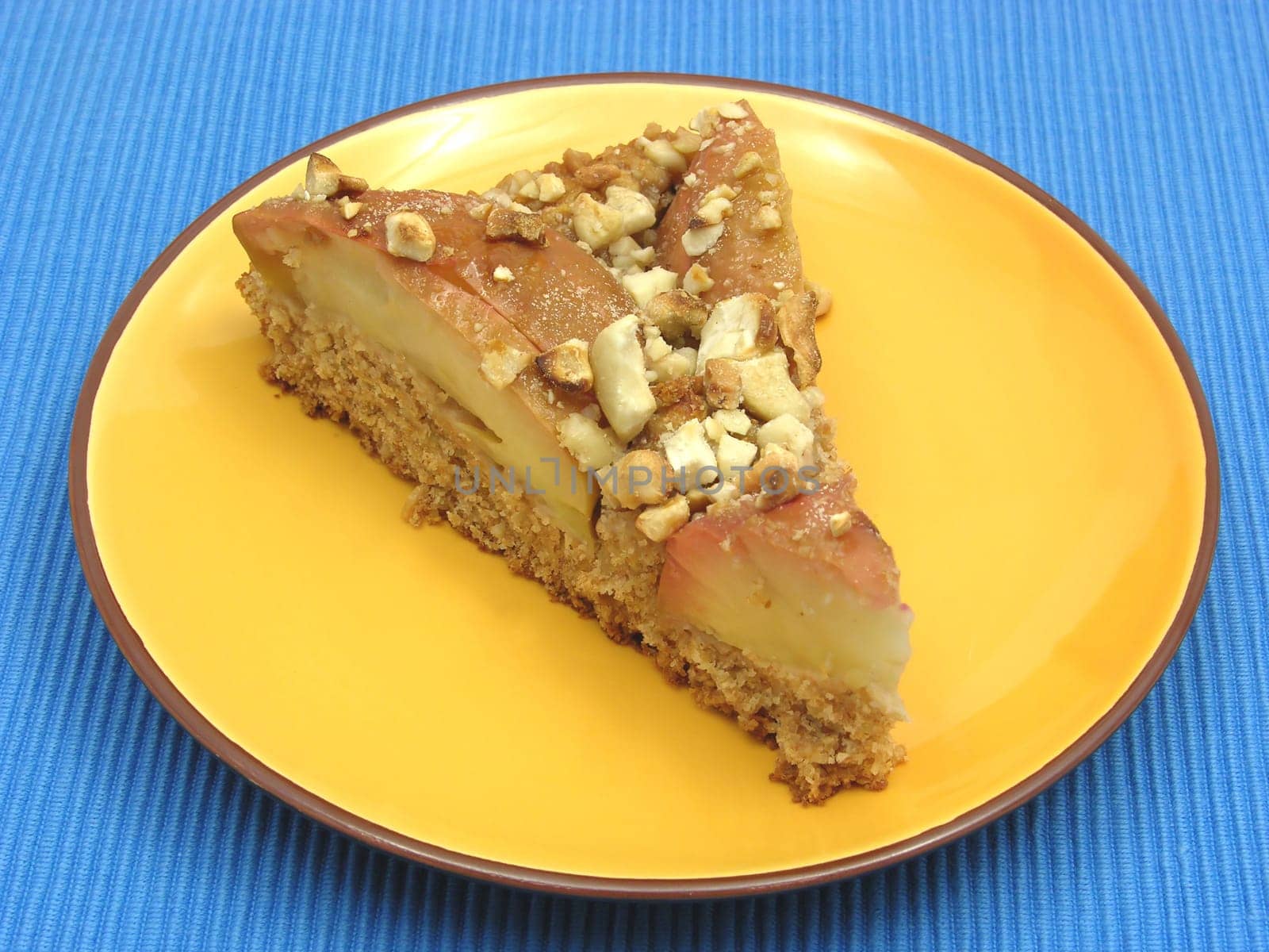 A piece of apple pie on ceramic plate