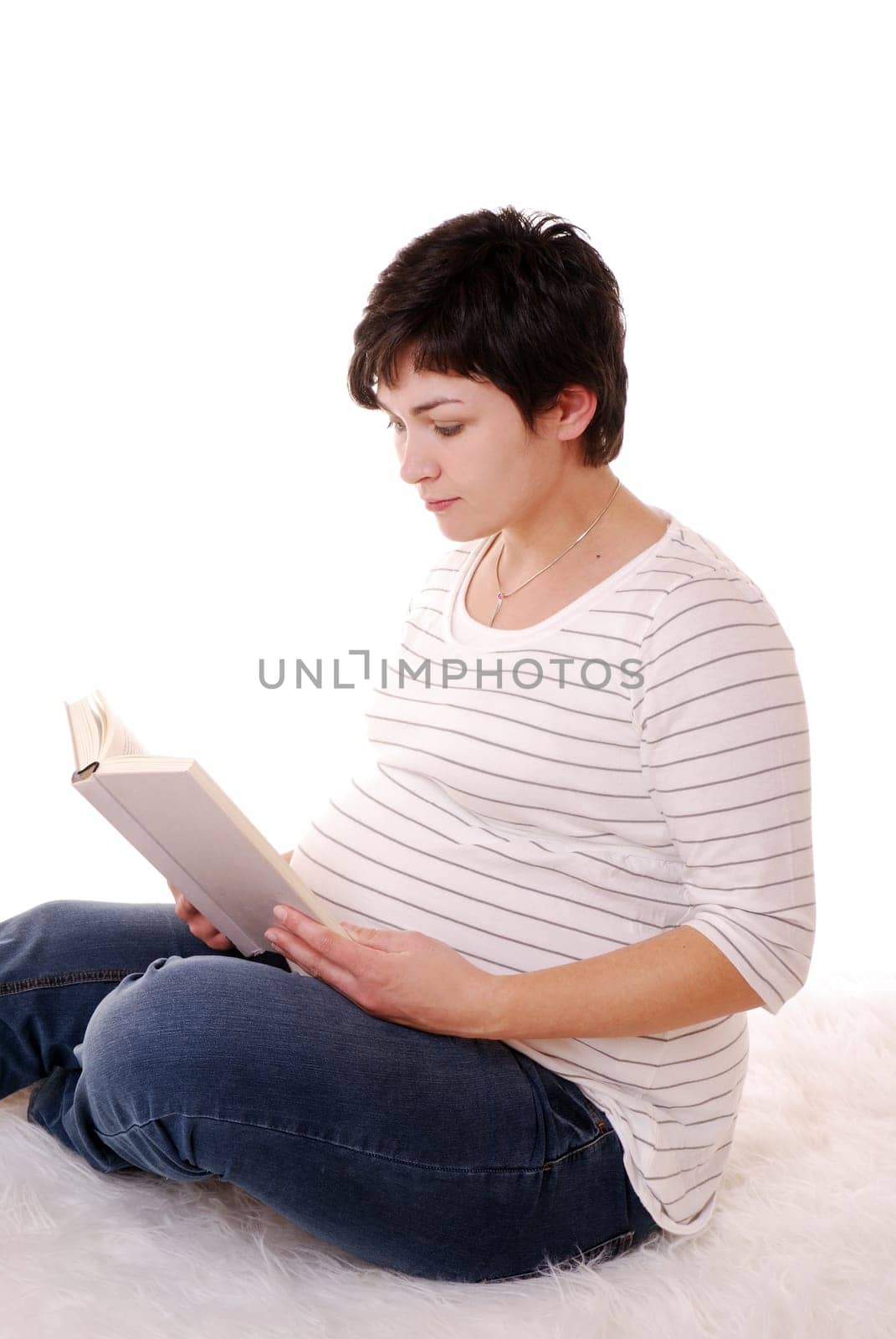 Pregnant woman reads book