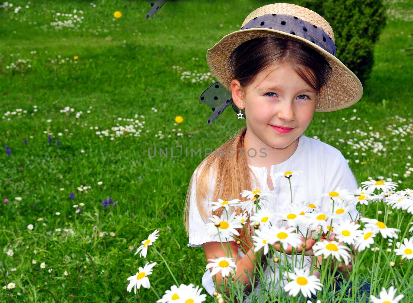 Child with daisies and hat