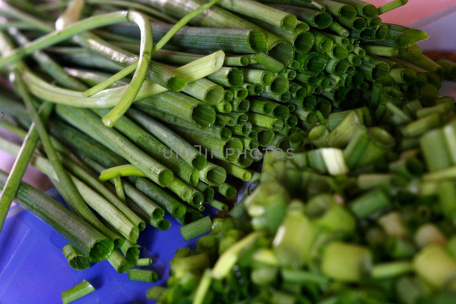 sliced chives