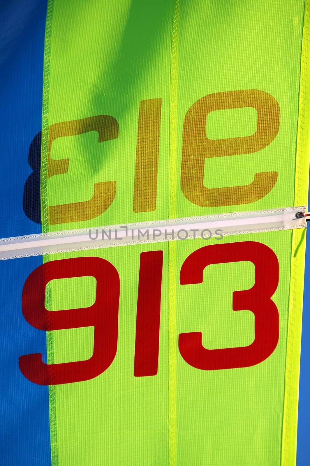 913