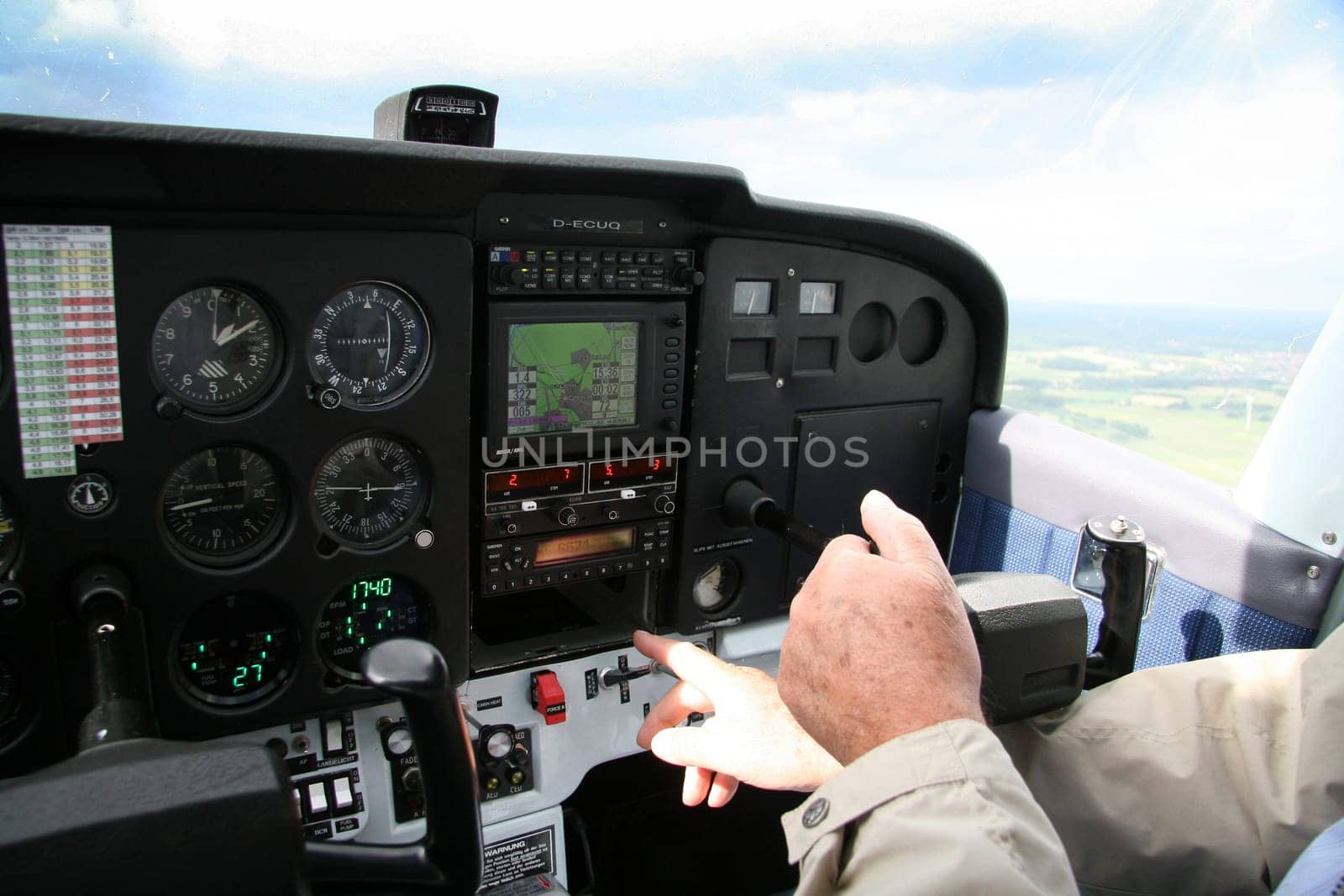 Im Cockpit eines Privatflugzeug während des Fluges in der Luft