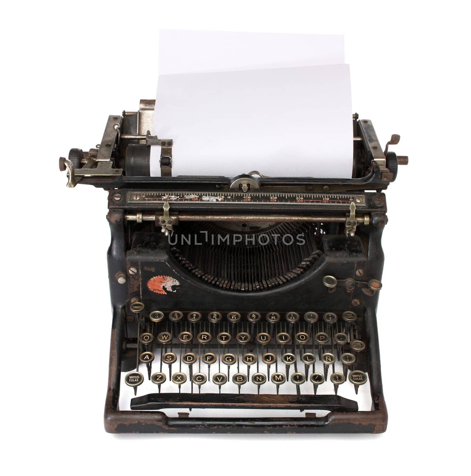 Old tipewriter with a blank paper