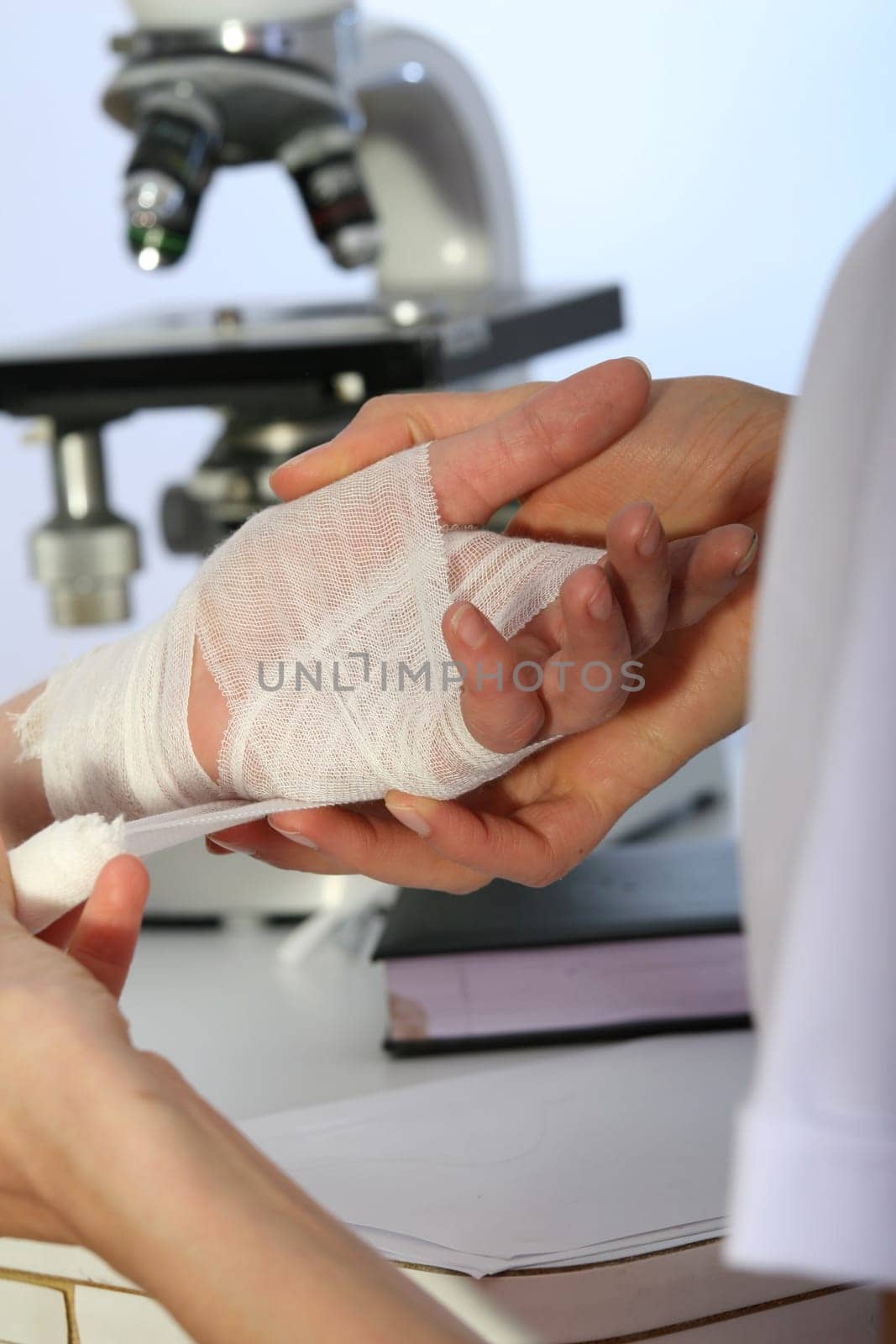 applying bandage for the hand