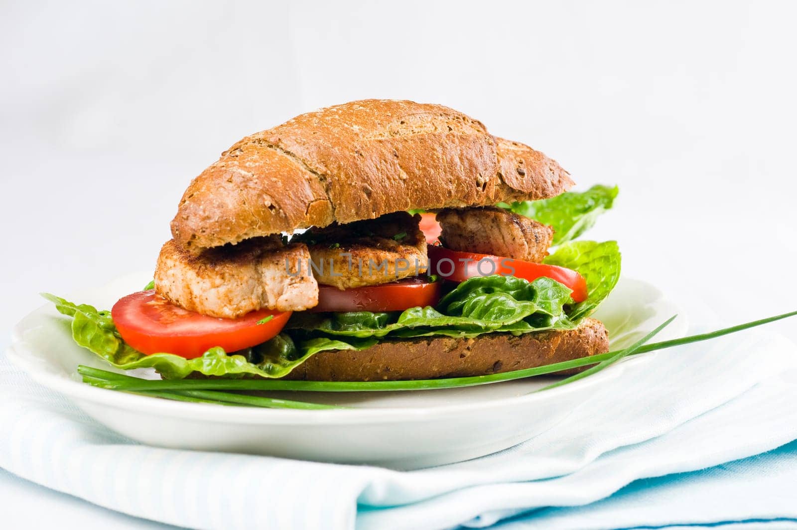 wholemeal sandwich with pork fillet,lettuce,tomatoes and bell pepper